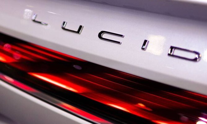 Lucid выходит за рамки премиального сегмента ради конкуренции с Tesla