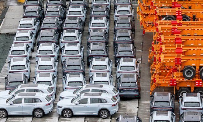 Китайские автомобили в России: полные склады и снижение цен