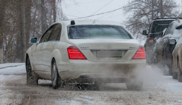 Автоэксперт объяснил, как правильно управлять авто во время снегопада