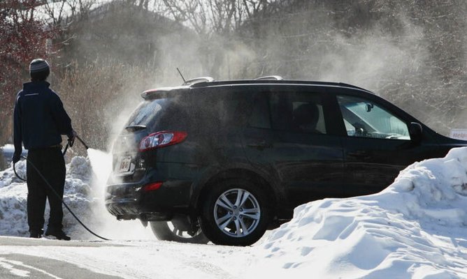 Автоэксперт: после снегопада в автомобиле скапливаются десятки килограммов льда
