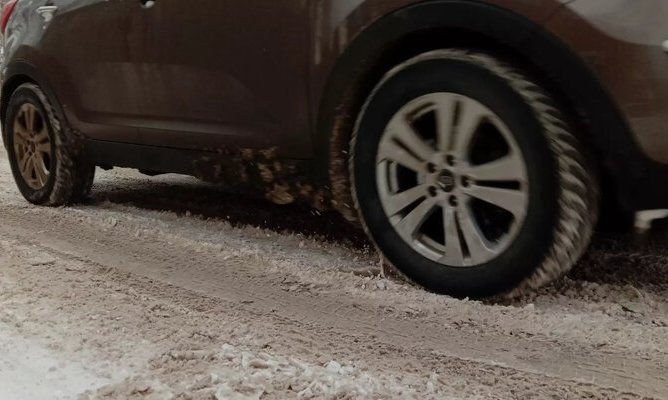 Автовладельцам в РФ напомнили о штрафе за «лысую» резину с 1 декабря 2023 года