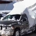 Автоэксперт нашел вескую причину не передвигаться на машине со снегом на крыше