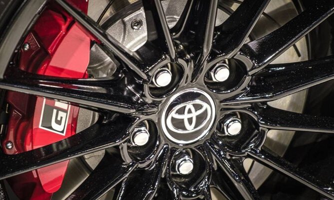 Компания Toyota превратила кроссовер Crown в необычный кабриолет