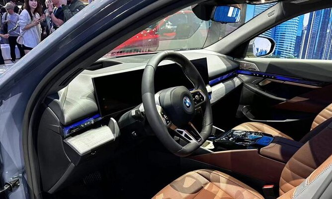 В Китае дебютировали удлинённые BMW 5-Series