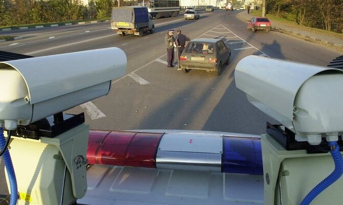 В России нашли способ создать умные балки контроля скорости для машин ДПС