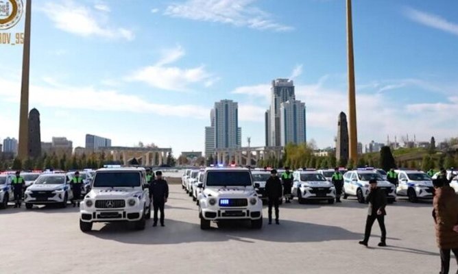 Полиция Чечни получила 2 внедорожника Mercedes-AMG G63 стоимостью 33 млн рублей