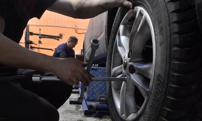 Автоэксперт рассказал, сколько стоит поставить зимние шины в Ростове