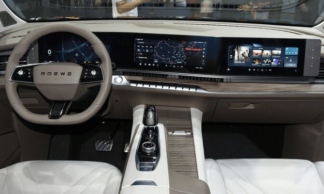Autonews нашел в Москве новый трехрядный Roewe RX9 за 6,5 млн рублей