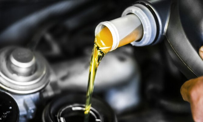 Автовладельцам посоветовали заменить масло в машине перед зимой
