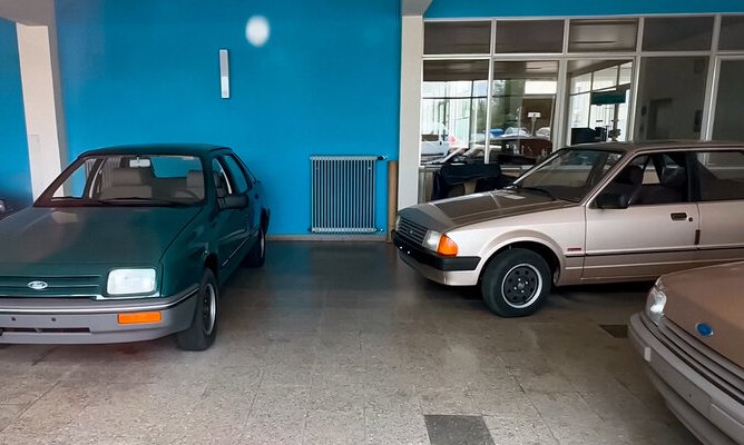 Блогеры нашли в Германии заброшенный автосалон с новыми Ford Sierra и Escort
