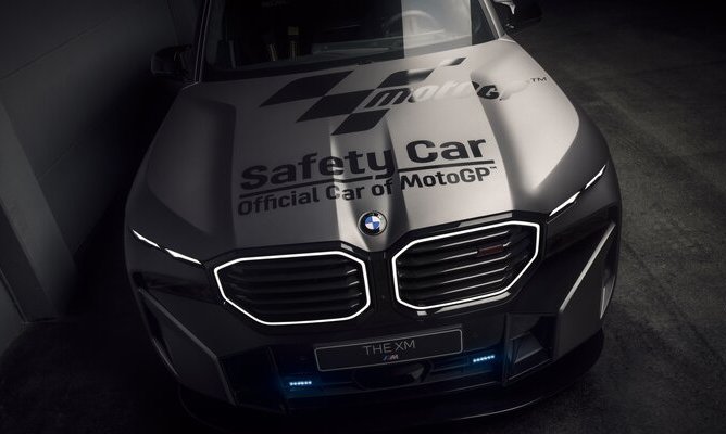 BMW подготовила суперкроссовер XM к участию в мотогонках MotoGP