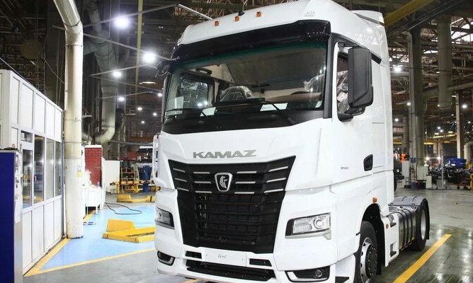 Автозавод «КамАЗ» нарастил выпуск грузовиков поколения К5 в 2023 году