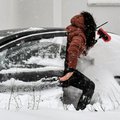 Автоэксперт Стрельбицкий: если машина застряла в снегу, то буксовать не следует