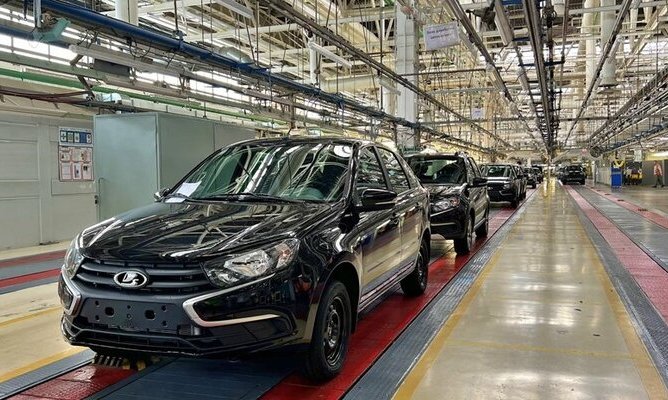 В России автопроизводители предлагают покупателям приехать за машиной на завод