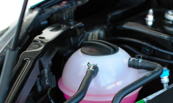 «Тарантас Ньюс» рассказал о правильной замене антифриза, которая защитит мотор