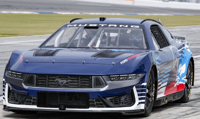Компания Ford показала новую версию спорткара Mustang для гонок NASCAR