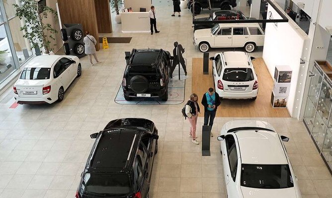 Главный редактор «За рулем» заглянул в автосалон Lada и узнал реальные цены
