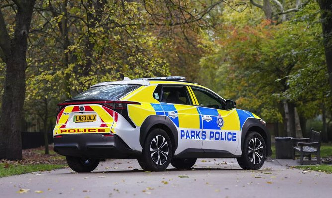 Электрокроссовер Toyota bZ4X будет патрулировать британские парки и кладбища