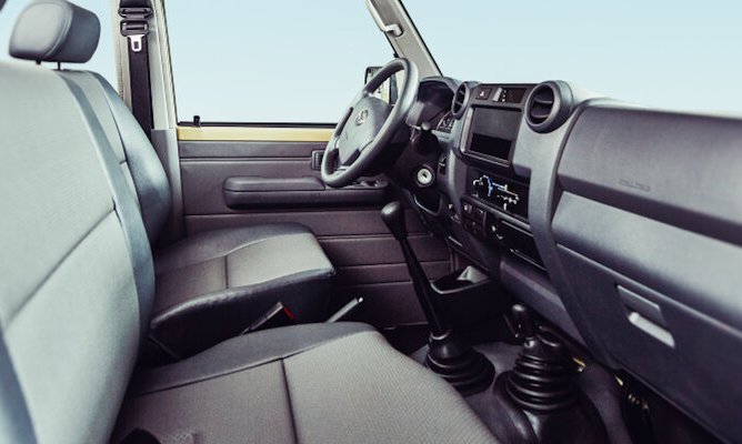 В РФ появились новые внедорожники Toyota Land Cruiser 76 по цене от 6,4 млн руб