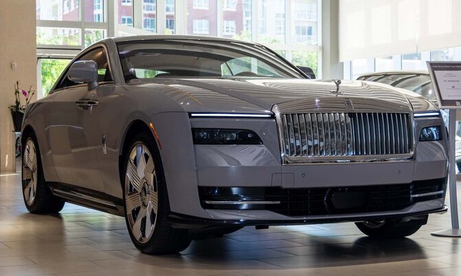 Американец купил сразу два Rolls-Royce и стал первым в США владельцем Spectre