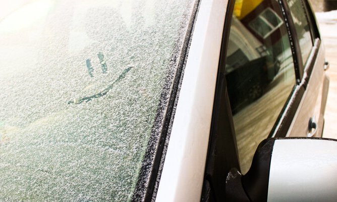 Автоэксперт Лигачев: очистить машину после ледяного дождя поможет скребок