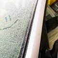 Автоэксперт Лигачев: очистить машину после ледяного дождя поможет скребок