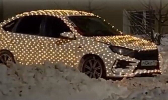 Новый тренд: челябинцы начали украшать автомобили новогодними гирляндами