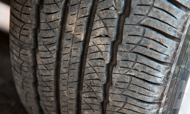 Эксперты рассказали, как по износу шин определить неполадку в автомобиле