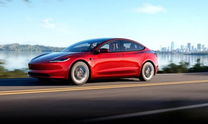 В России запустили продажи обновленного седана Tesla Model 3 за 7 млн рублей
