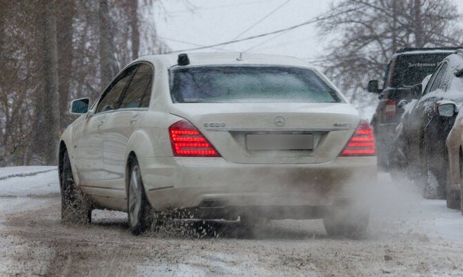 Автоэксперт объяснил, как правильно управлять авто во время снегопада