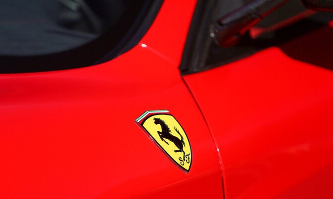 Эксперт Кристиан Альберс сообщил, в чем преимущество машины Ferrari над Red Bull