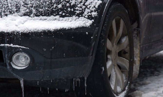 Автоэксперт объяснил, чем опасен снег, набившийся в колесные арки