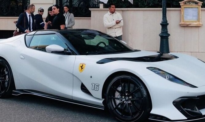 Шарль Леклер показал cвой новый суперкар Ferrari