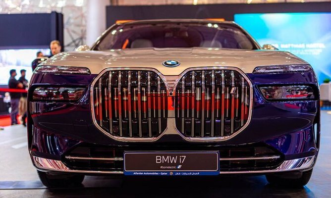 Mercedes-Benz обвинил BMW в жадности из-за опции подогрева сидений